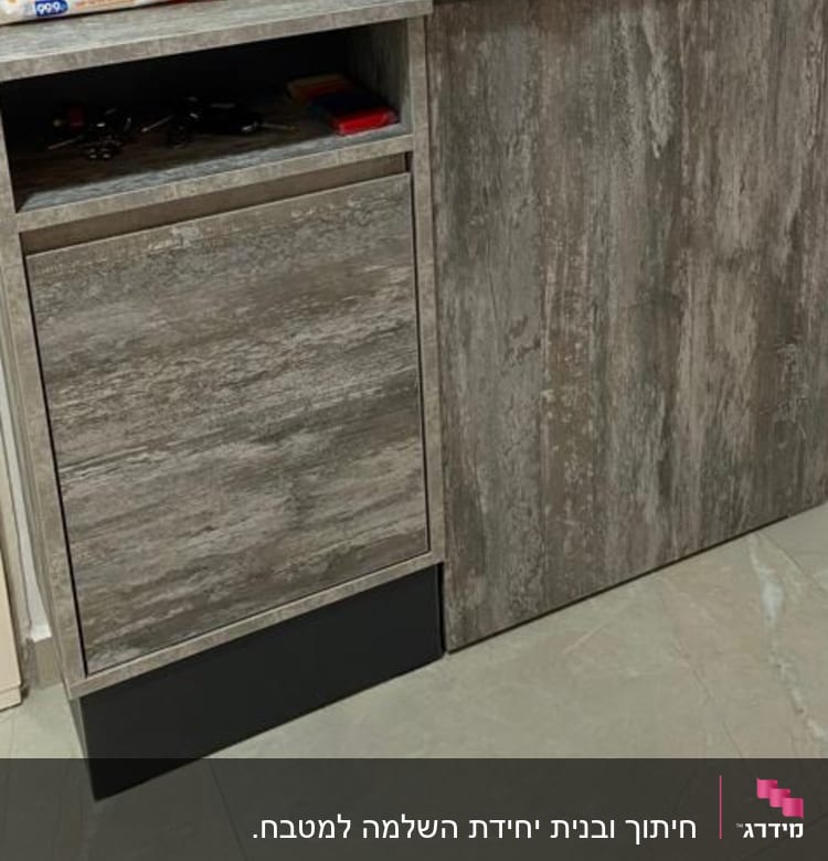 ארון עץ עם מדף פתוח וכלים